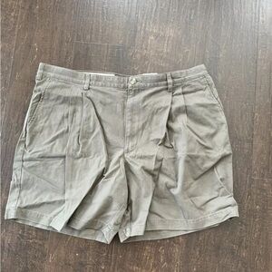 Eddie Bauer Khaki Green Pleated Shorts Mens 40 - NWT